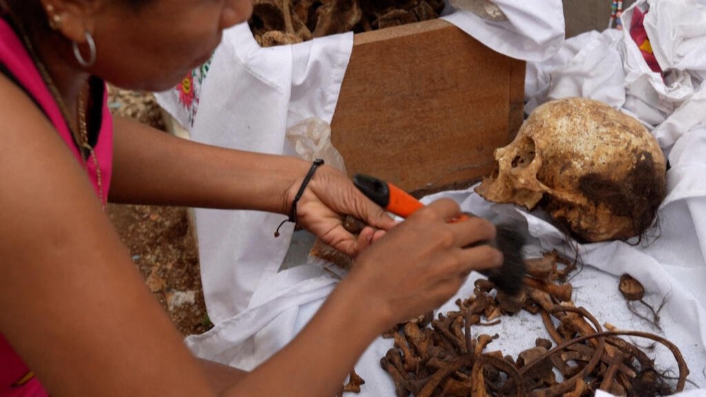 México: Antes del Día de Muertos, la tradicional limpieza de los huesos de los difuntos