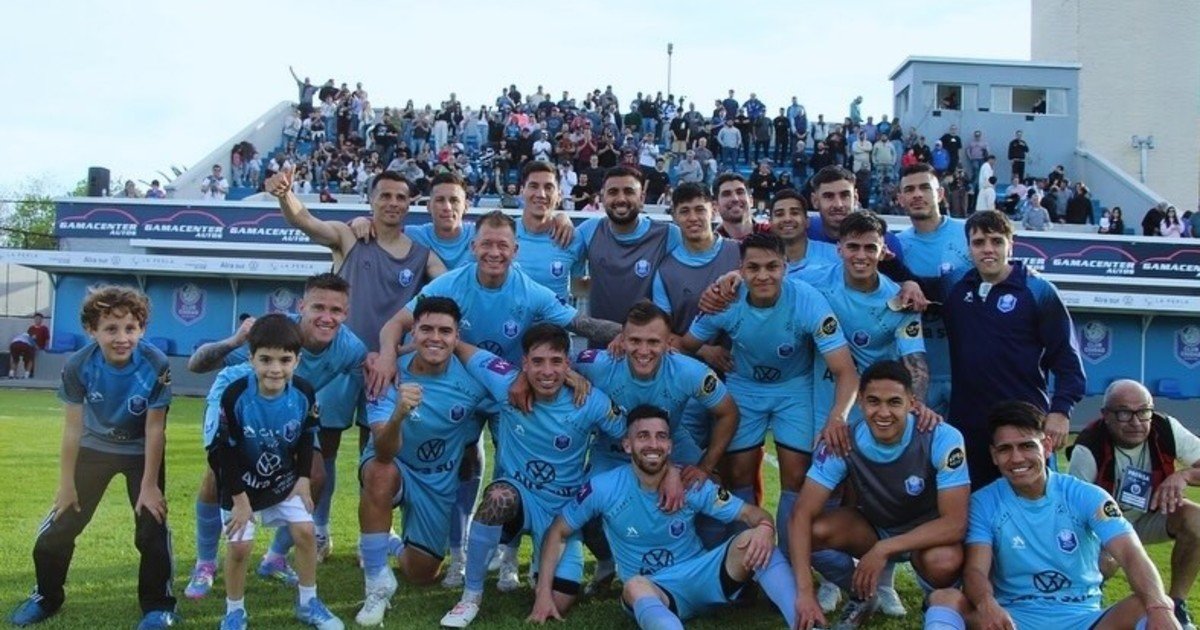 La historia de Ciudad de Bolívar: de ser el amo del vóleibol argentino bajo el ala de Tinelli a cambiar de deporte y pelota para estar un paso de la Primera Nacional