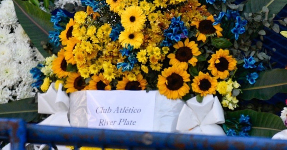 El gesto de River en el velorio de Miguel Ángel Russo: comitiva dirigencial con Brito a la cabeza y una corona con flores azules y amarillas