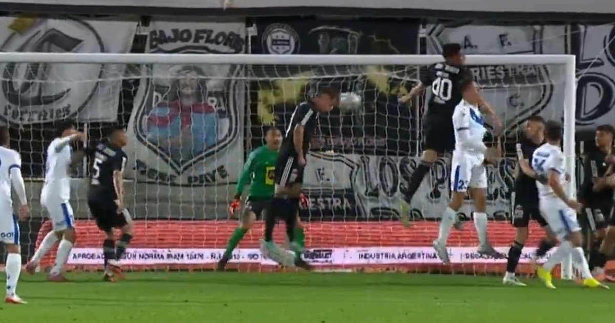 El insólito gol en contra que le sacó el triunfo al líder Riestra y le dio el empate agónico al escolta Vélez en el Torneo Clausura
