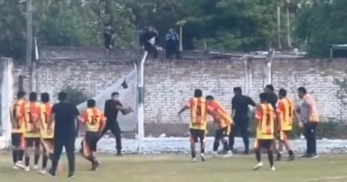Escándalo en Salta: un policía sacó su arma y se enfrentó a los jugadores al final de un partido de fútbol