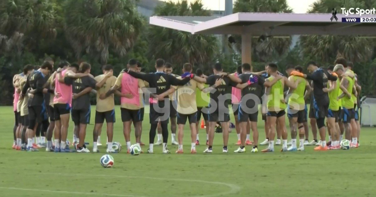 A Leandro Paredes le llegó la noticia del fallecimiento de Russo en plena práctica con la Selección Argentina: sentido minuto de silencio de los campeones del mundo