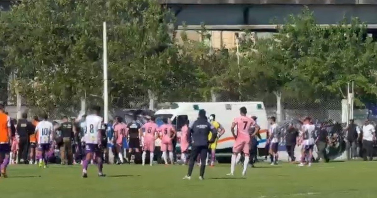 Susto en la Primera B: un futbolista de Sacachispas se golpeó la cabeza contra un paredón de la tribuna