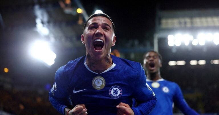 Enzo Fernández volvió a ser vital para el Chelsea, que le ganó sobre la hora al Liverpool de Mac Allister por un gol de una joya brasileña