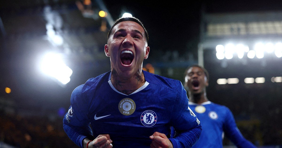 Enzo Fernández volvió a ser vital para el Chelsea, que le ganó sobre la hora al Liverpool de Mac Allister por un gol de una joya brasileña
