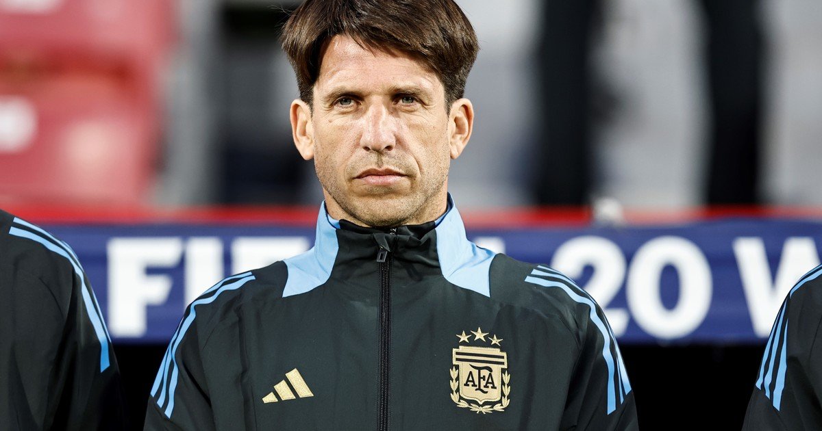 Diego Placente y sus cuadernos: el regalo con el que sorprendió a los jugadores de la Selección Sub 20 que juegan la semi del Mundial contra Colombia