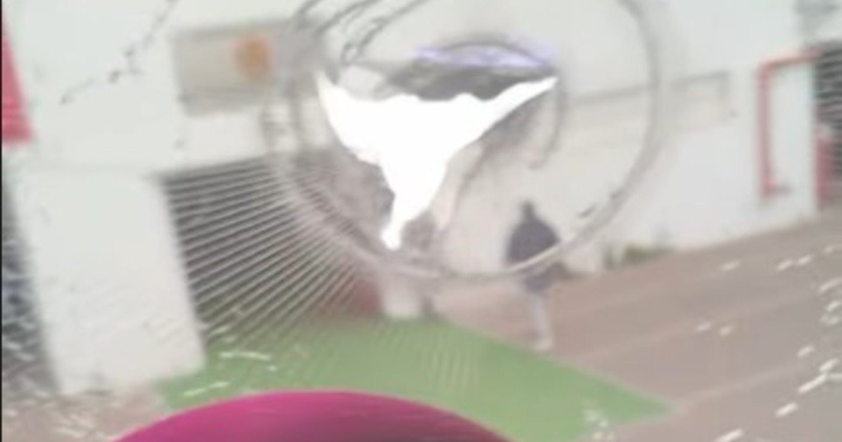 Incidentes en Chile: los hinchas de la Universidad arrojaron piedras al micro de Lanús y le rompieron un vidrio en la previa de la semifinal de la Copa Sudamericana