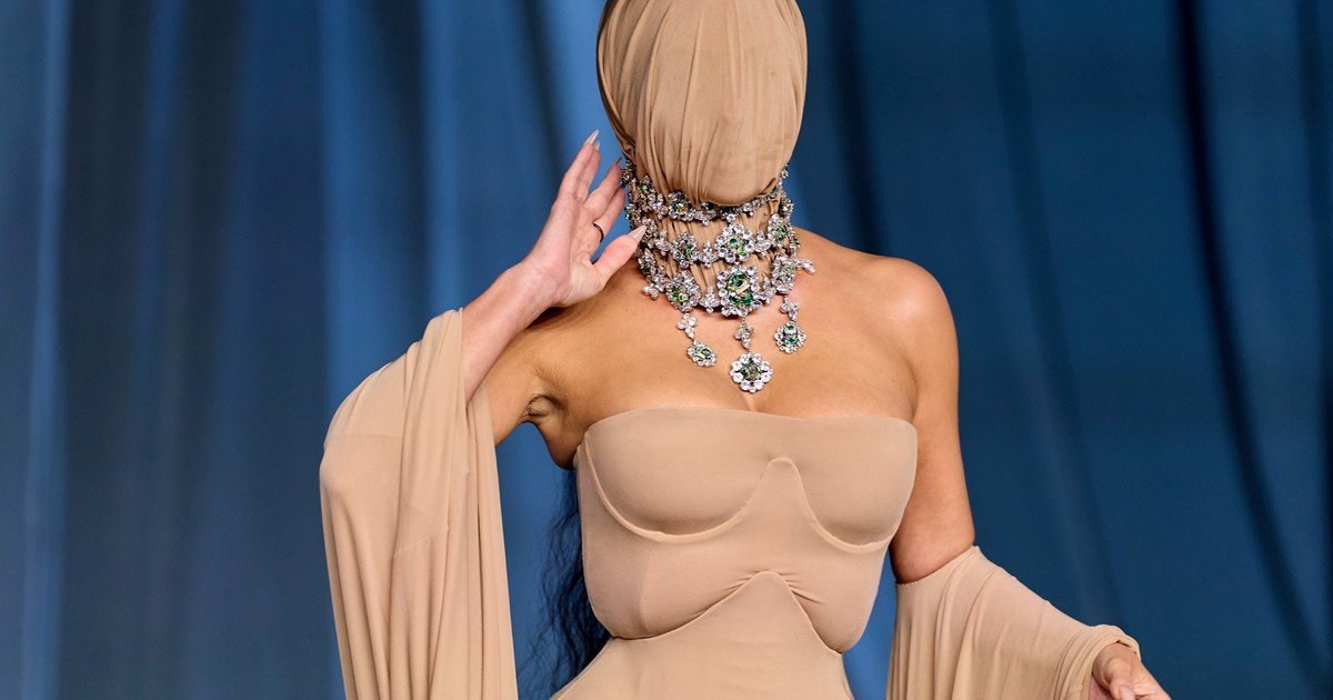 Kim Kardashian generó una nueva polémica por su look en una alfombra roja: apareció irreconocible, con la cara cubierta