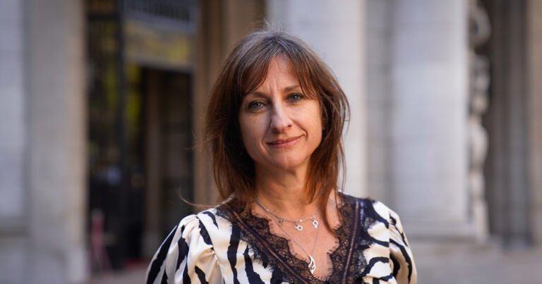 Gabriela Exilart: “La historia es circular y el odio se repite bajo distintas máscaras”