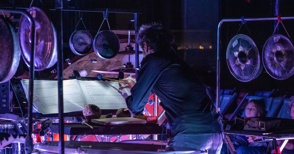 El nuevo concierto del ciclo de ArtHaus propuso un "triple viaje" en un edificio céntrico que empezó en planta baja y terminó con reposeras en la terraza