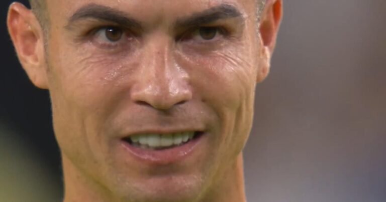 La imagen viral de Cristiano Ronaldo motivándose a sí mismo antes de patear un tiro libre con el Al Nassr: "Vas a marcar, vas a marcar..."