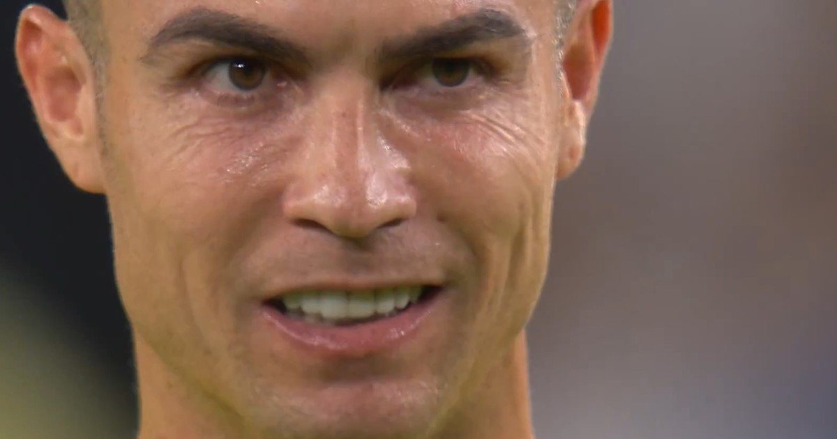 La imagen viral de Cristiano Ronaldo motivándose a sí mismo antes de patear un tiro libre con el Al Nassr: "Vas a marcar, vas a marcar..."