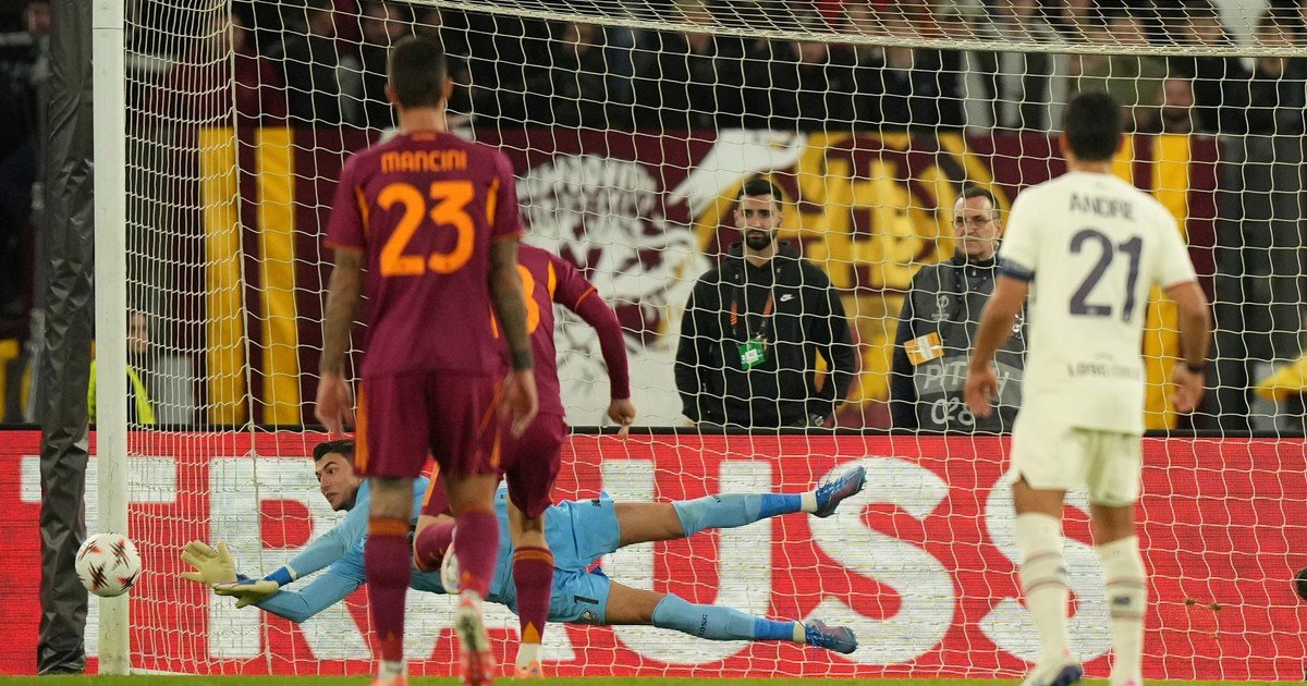De no creer: Roma falló tres veces el mismo penal y perdió en el Olímpico ante el Lille por la Europa Lueague