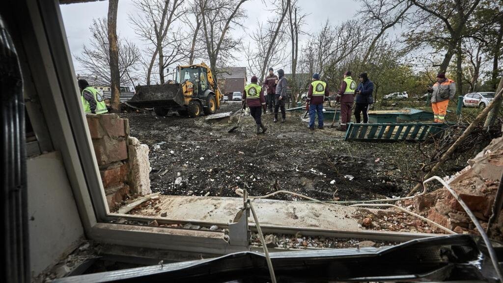 Cuatro muertos por ataques rusos en Ucrania; Polonia advierte a Putin no sobrevolar su país o procedería a capturarlo