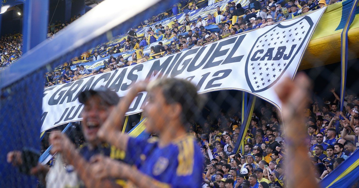 Boca le dedicó un sentido homenaje a Russo en la Bombonera: bandera de Riquelme, emotivo video y Úbeda junto a Paredes con una camiseta al cielo