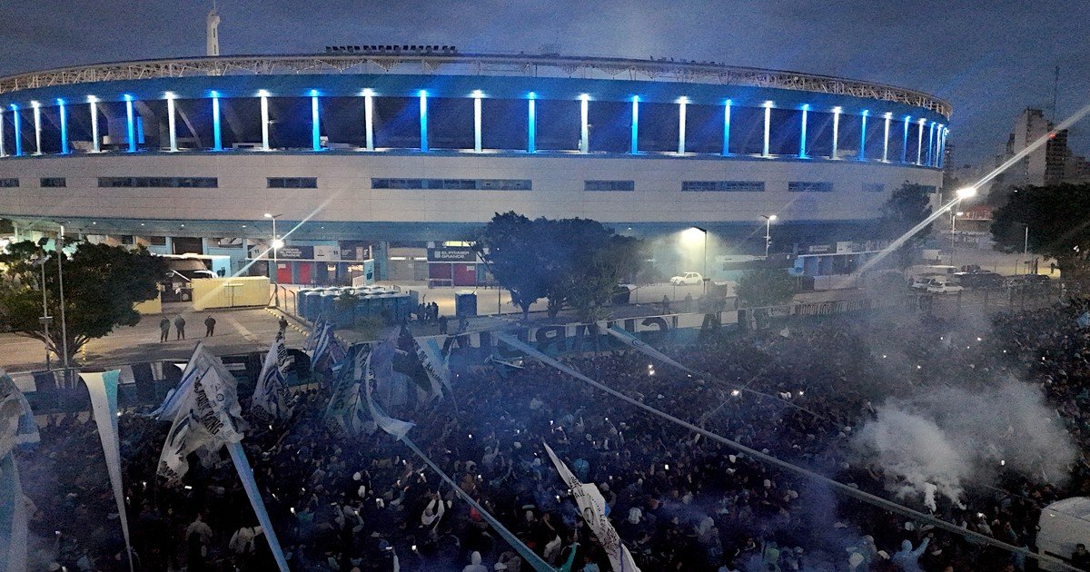 Los hinchas de Racing respondieron al llamado de Costas y armaron un multitudinario banderazo para apoyar al equipo antes de Flamengo