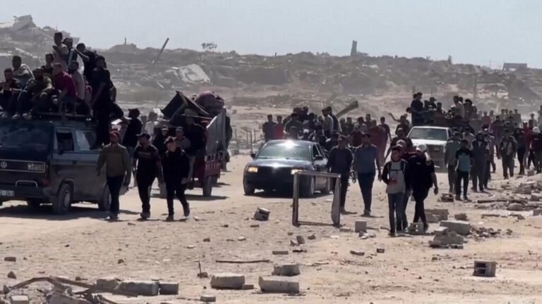 Tras dos años de guerra en Gaza, miles de palestinos egresan a sus hogares