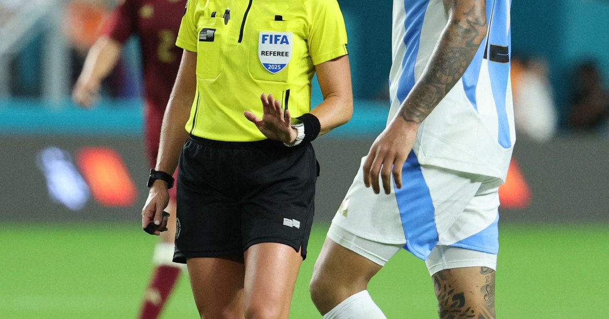 Tori Penso, la primera árbitra con la Selección: llevó el ritmo del partido con personalidad y acertó en las jugadas clave en las áreas