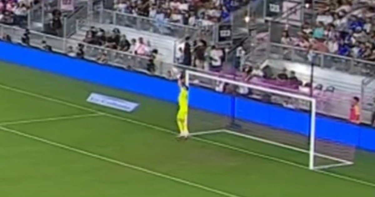 Dibu Martínez se salvó de sufrir su gol más insólito en la Selección: la atajada para agrandar su estadística y acercarse a Chiquito Romero