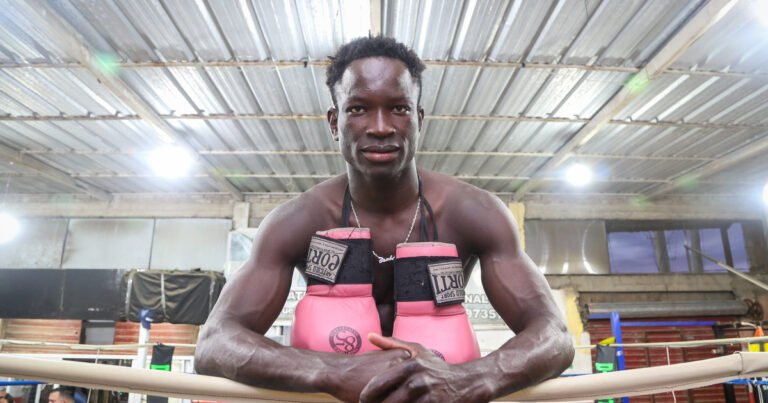 La vida de película de Touba Niang, el senegalés que llegó a la Argentina y pasó de vender anteojos en la calle a ser un fenómeno del boxeo