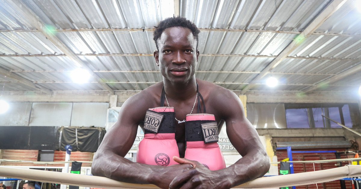 La vida de película de Touba Niang, el senegalés que llegó a la Argentina y pasó de vender anteojos en la calle a ser un fenómeno del boxeo