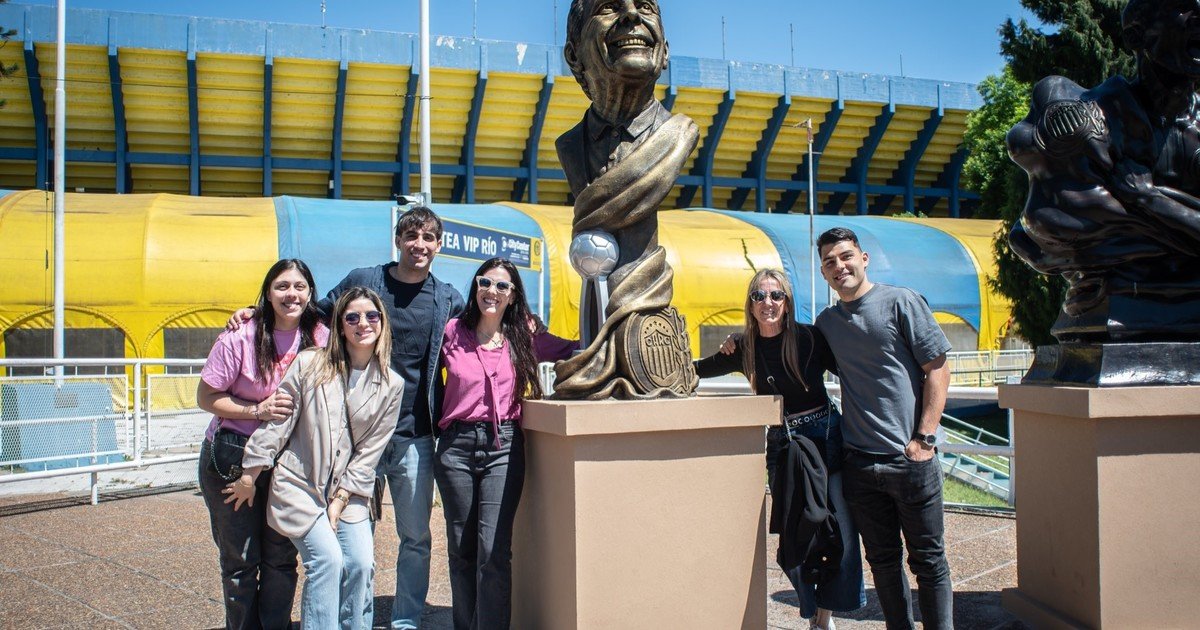 Rosario Central y un emotivo homenaje final a Russo: busto en su honor y cenizas esparcidas en el Gigante