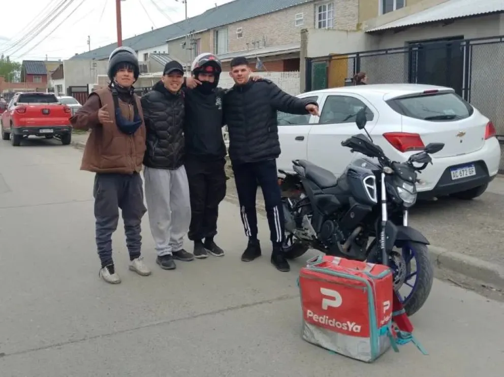 Repartidores se organizaron y recuperaron una moto robada