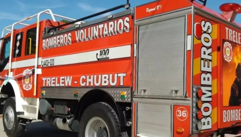 Una vivienda de dos plantas se quemó casi completamente y la hija de los dueños se salvó de milagro