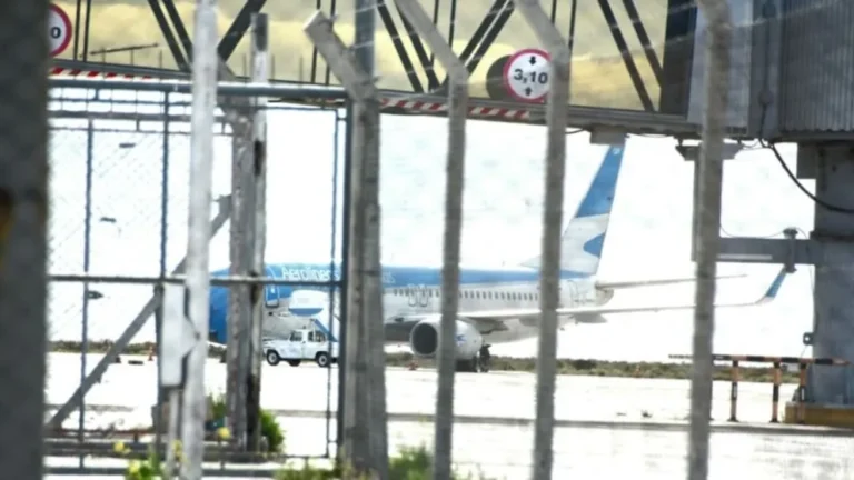 Trelew: se prendió fuego un avión de Aerolíneas 