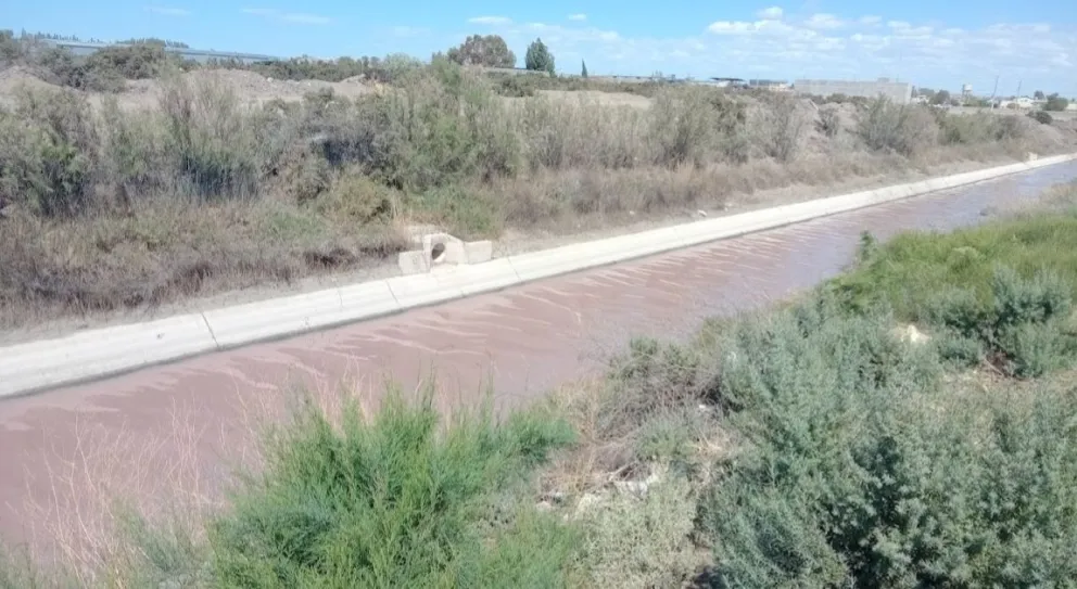 Alertan que hay vecinos afectados por los volcados del canal Owen
