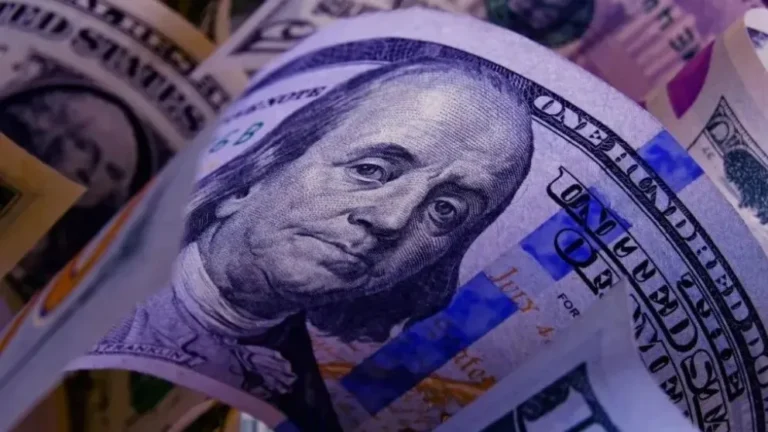 Drenaje de dólares: El desafío del gobierno ante los “traders astutos”, según Financial Times