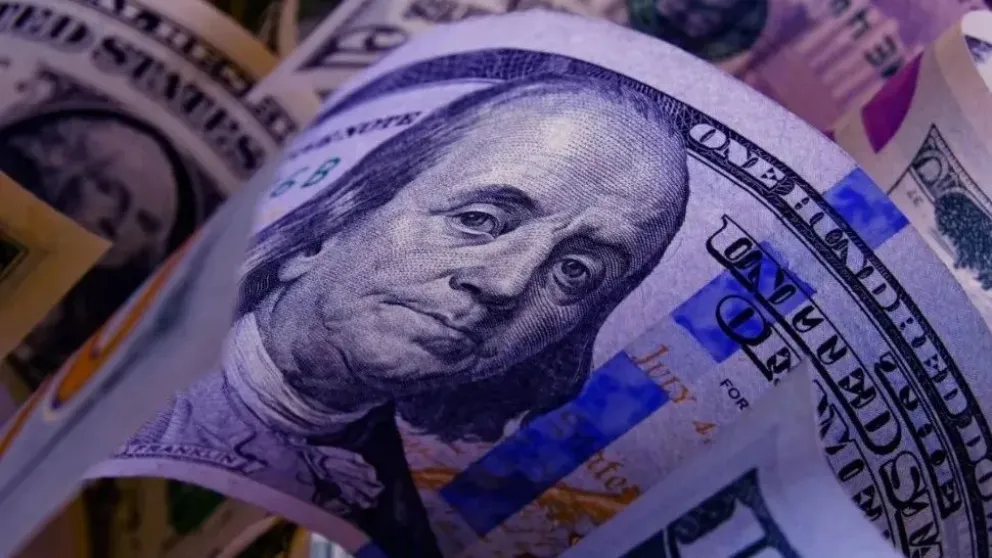 Drenaje de dólares: El desafío del gobierno ante los “traders astutos”, según Financial Times