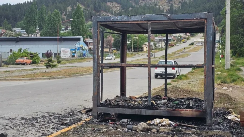 Vandalismo en Esquel: incendiaron una estación de reciclado
