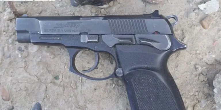 Detienen a dos hombres con un arma de fuego y municiones en Barrio Moure