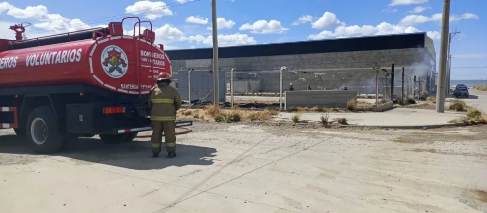 Incendio de cubiertas en el barrio Industrial movilizó a Bomberos