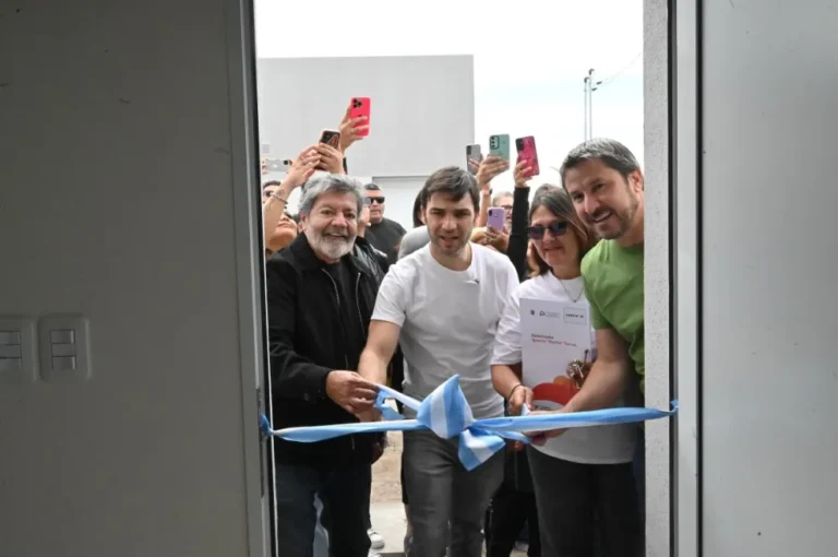43 familias de Trelew recibieron las llaves de su primer hogar