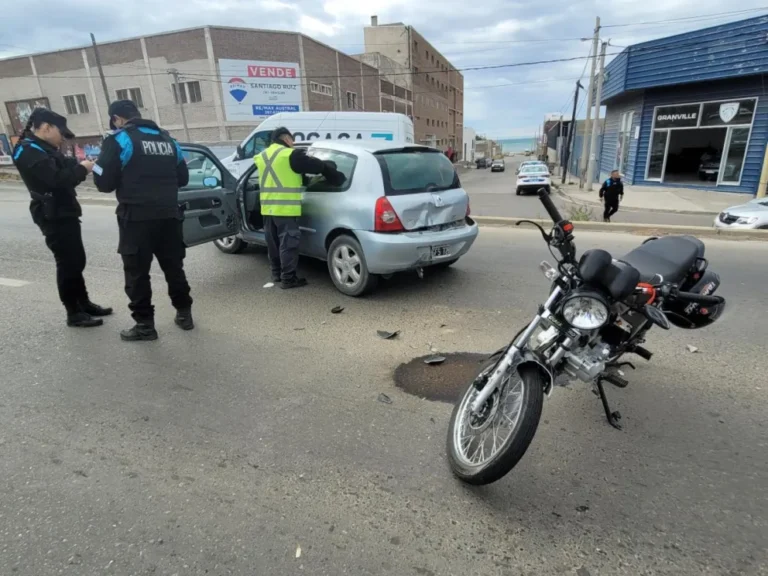 Comodoro: un motociclista impactó contra la parte trasera de un rodado