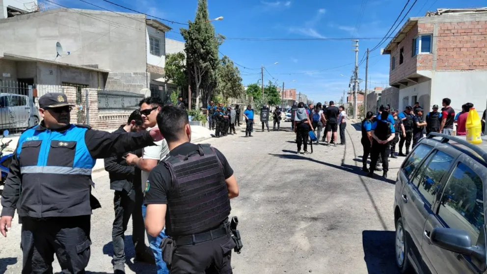 Una de las policías que sufrió quemaduras durante los incidentes en Puerto Madryn seguirá internada varios meses