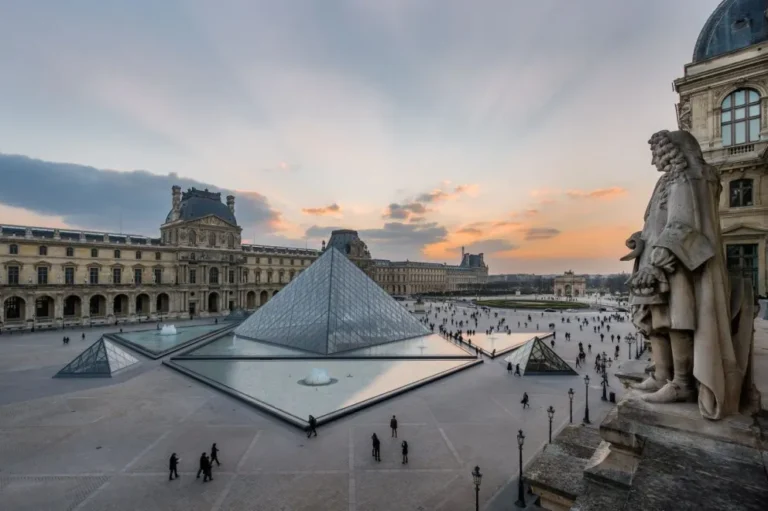Robo cinematográfico en el Louvre: se llevaron joyas de Napoleón