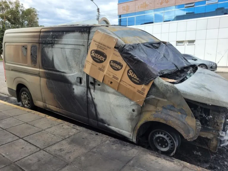 Comodoro: esperó el paso del rondín y luego prendió fuego la camioneta secuestrada