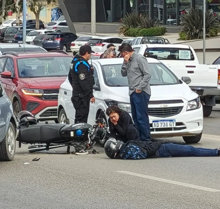 Un auto fue embestido por una moto en Yrigoyen y Estados Unidos