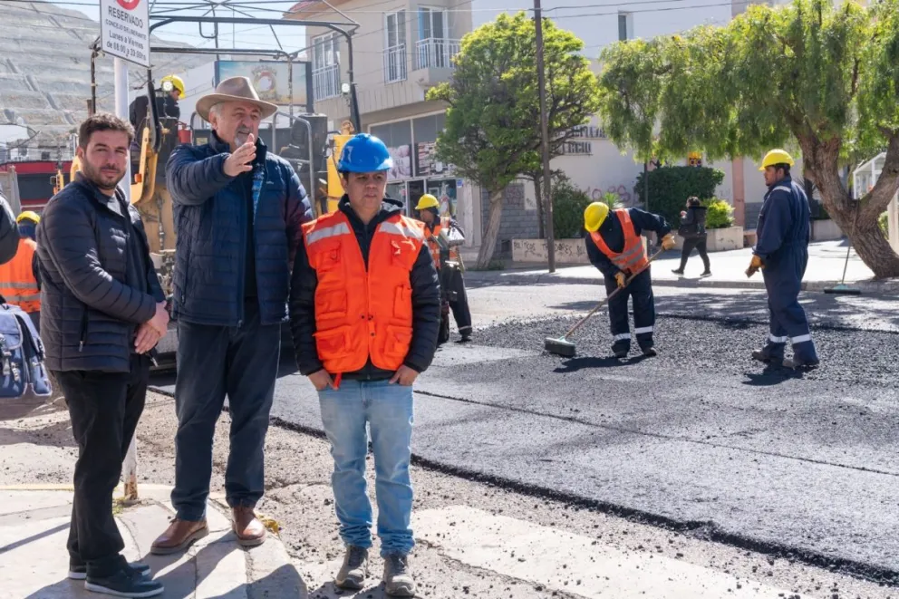 Othar supervisó los trabajos de reparación de calzada en barrio Centro