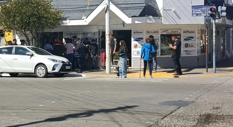 Intentó recuperar su auto y dinero de una presunta estafa y lo golpearon en pleno centro