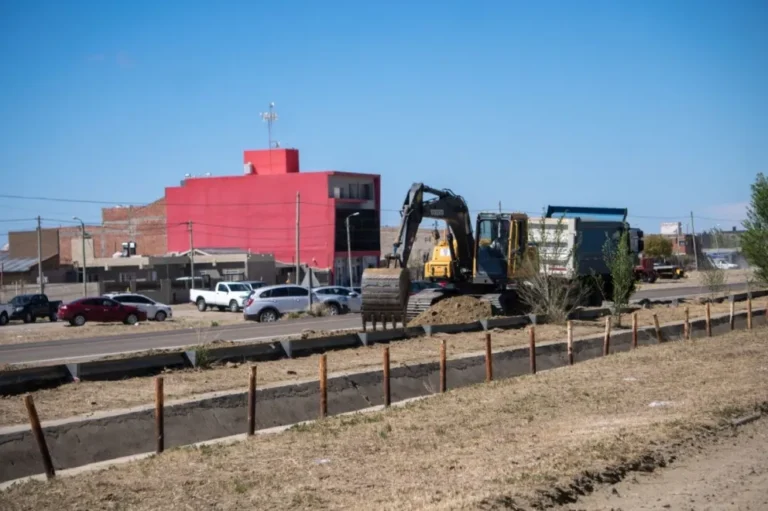 El Municipio refuerza el mantenimiento de desagües y playas con maquinaria pesada