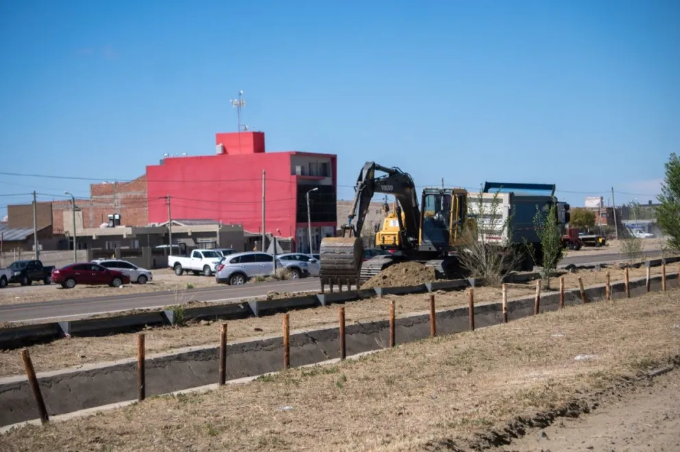 El Municipio refuerza el mantenimiento de desagües y playas con maquinaria pesada