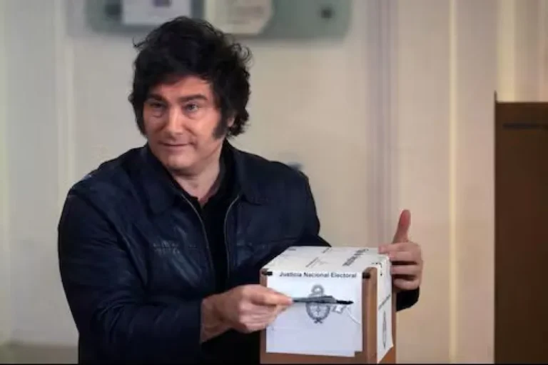 Javier Milei votó en Almagro, rodeado de una fuerte custodia y seguidores