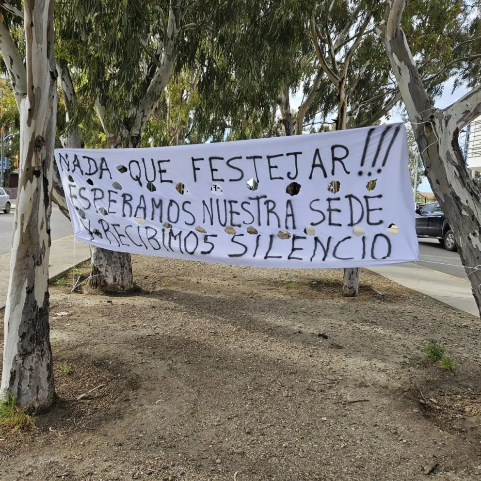 “Nada que festejar”: en su aniversario, el barrio Roca reclamó por la sede vecinal