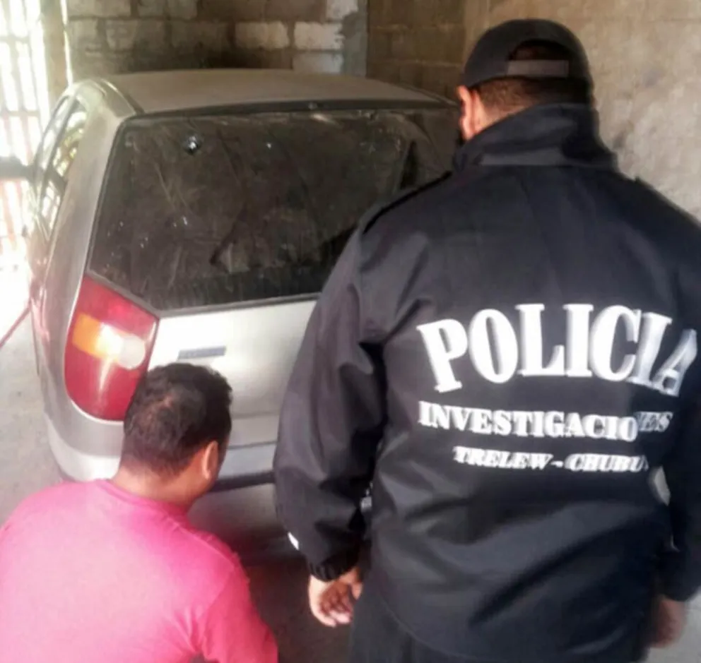 Encontraron semi-desguazado en un basural uno de los dos autos robados el martes en Trelew
