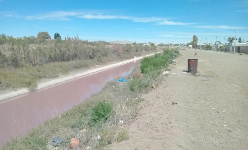 El pluvial Owen apareció teñido de rojo y los vecinos van a la Justicia