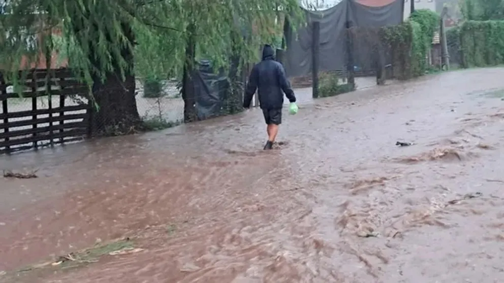 Grave temporal en Buenos Aires: Defensa Civil pidió no circular por las calles